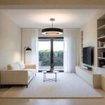 salon z lampą sufitową